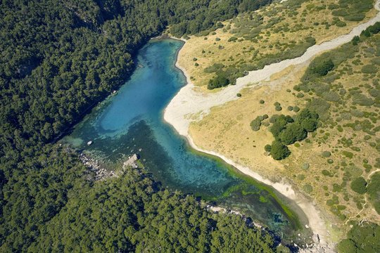 Atrodo lyg rojus žemėje, bet taisyklės čia – griežtos: prieš žengdami prie šio ežero visi priversti nusiplauti batus