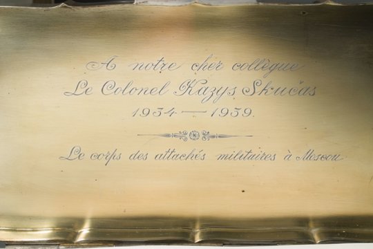Ypatinga dovana Maskvoje dirbusiam Lietuvos karo atašė primena skaudžias Lietuvos istorijos pamokas