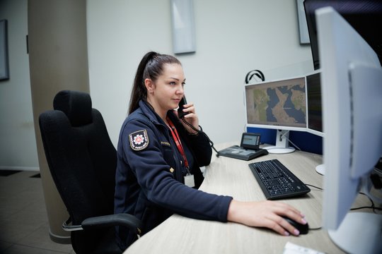 „112, klausau“: kas tie žmonės, išgirstantys ir reaguojantys į gyventojų pagalbos šauksmus?
