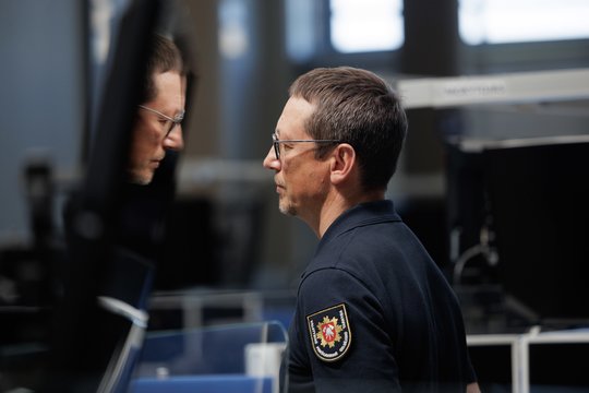 „112, klausau“: kas tie žmonės, išgirstantys ir reaguojantys į gyventojų pagalbos šauksmus?