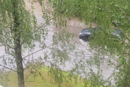 Vilnių skalavusios liūtys smogė Lietuvos pajūriui: Klaipėdoje užlietos gatvės