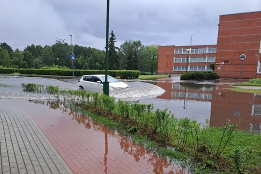 Vilnių skalavusios liūtys smogė Lietuvos pajūriui: Klaipėdoje užlietos gatvės