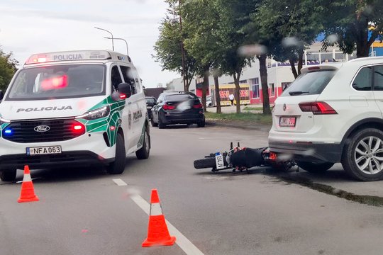 Šiauliuose susidūrė moters vairuojamas „Volkswagen“ ir nepilnamečio vairuojamas mopedas – abu vairuotojai išvežti į ligoninę