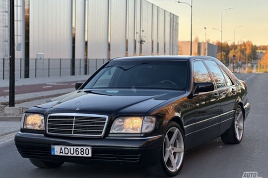 Pasižvalgykite į tikrą etaloną: „Milijardo dolerių automobiliu“ pramintas W140 serijos „Mercedes-Benz S350“