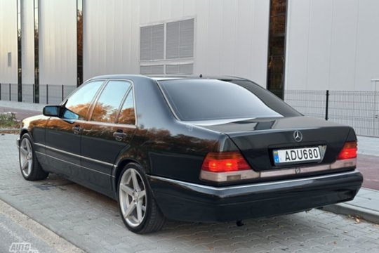 Pasižvalgykite į tikrą etaloną: „Milijardo dolerių automobiliu“ pramintas W140 serijos „Mercedes-Benz S350“