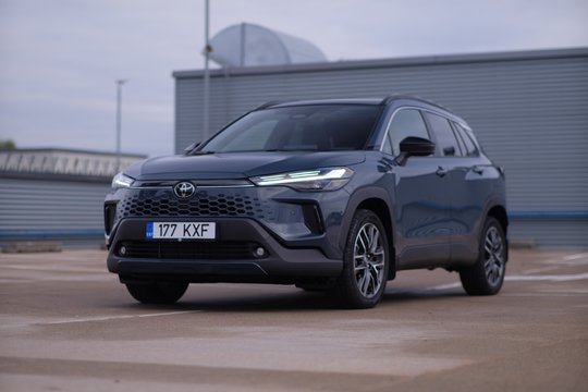 2025 m. „Toyota Corolla Cross“ testas: tarp populiariausių, bet yra ir trūkumų