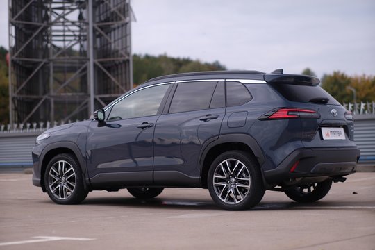 2025 m. „Toyota Corolla Cross“ testas: tarp populiariausių, bet yra ir trūkumų