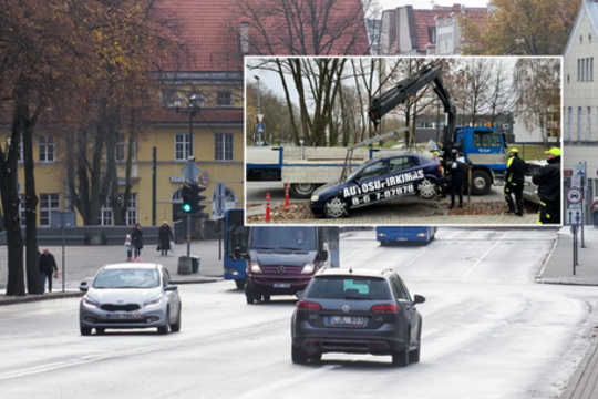 Priverstinai nukeliami miestą darkantys kledarai: gavę įspėjimus verslininkai kelis metalo laužus pašalino patys