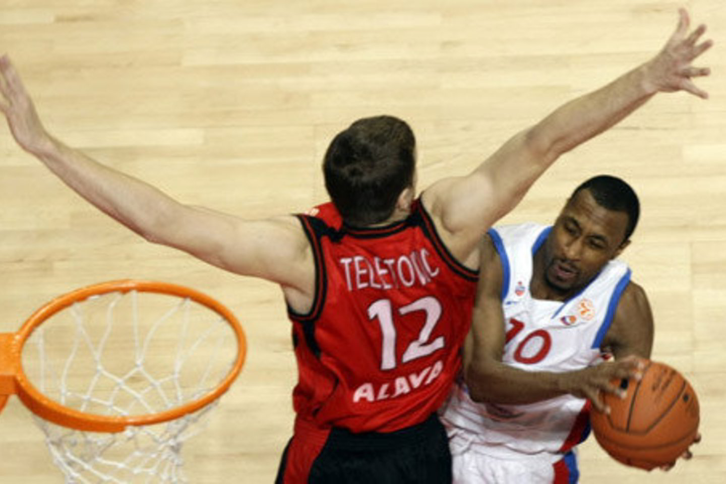 CSKA gynėjas J.R.Holdenas (dešinėje) mėgina įveikti M.Teletovičiaus gynybą.