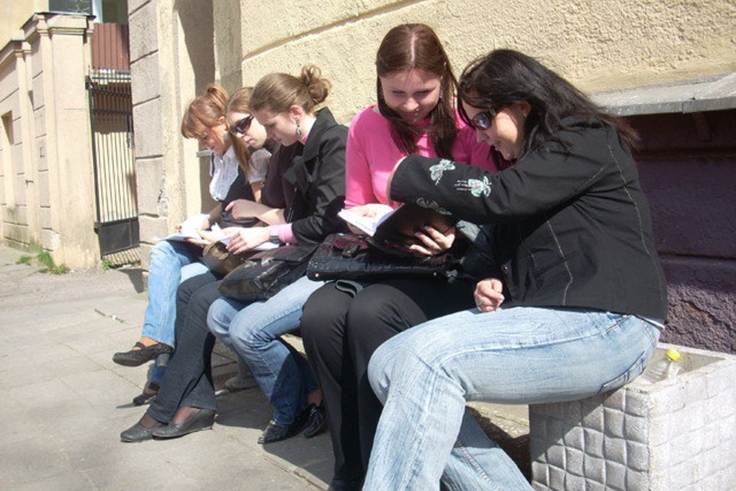 Studentams tenka sėdėti ir ant šiukšliadėžių.
