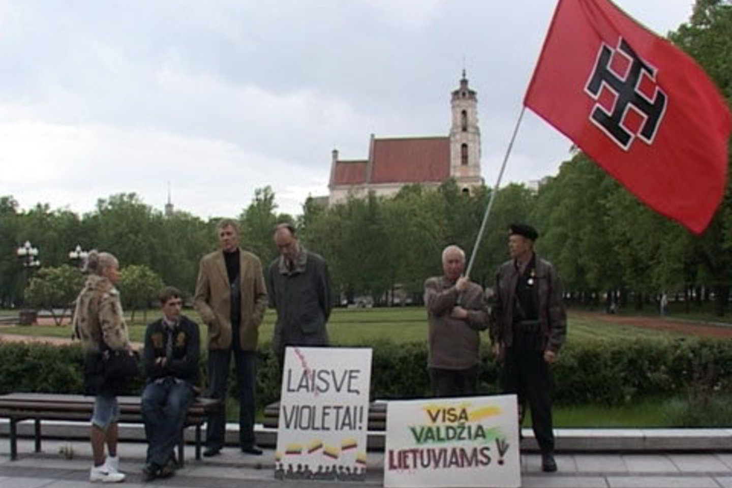 Prie teismo būriavosi M.Murza su bendražygiais.