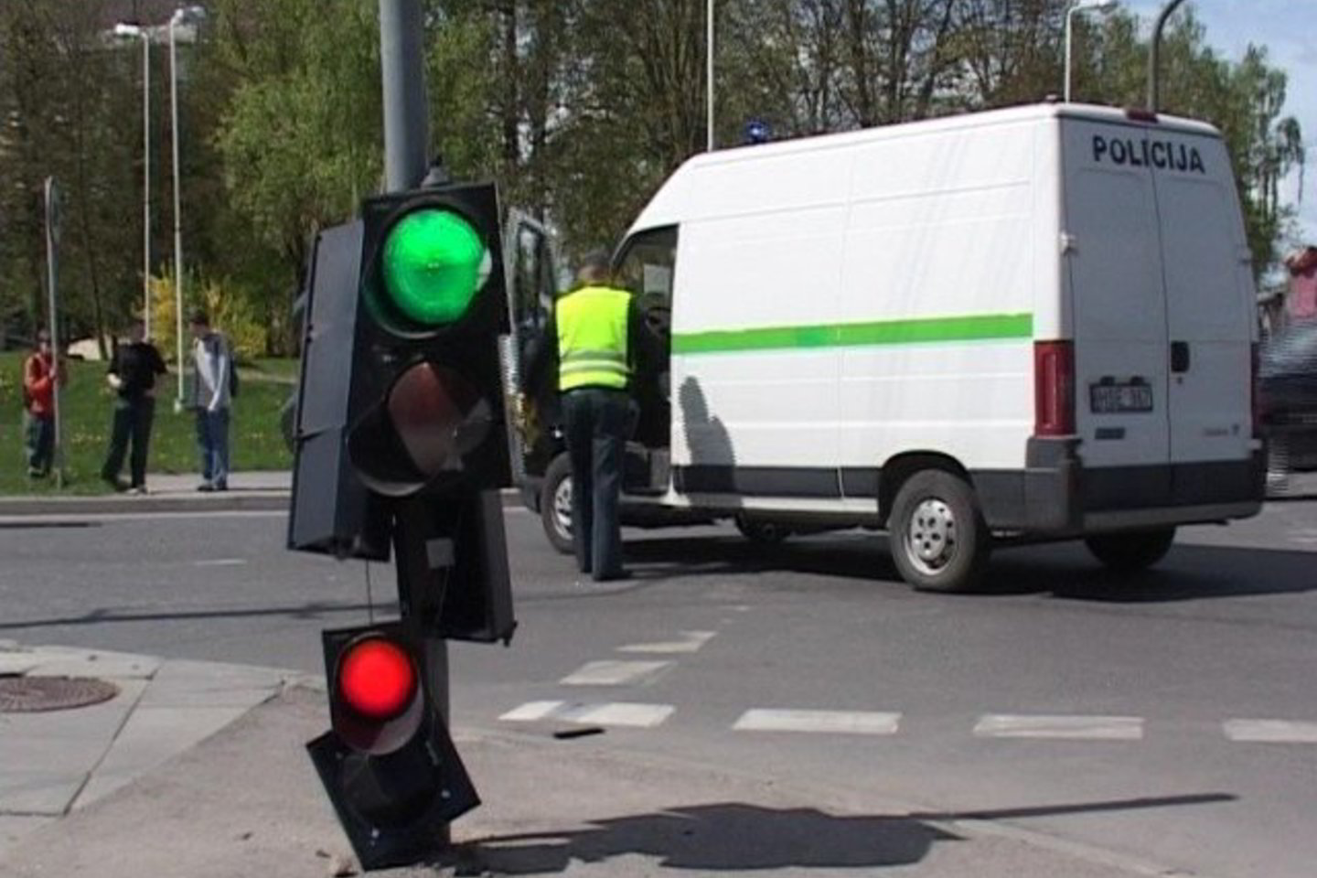 Taranuotas BMW kliudė šviesoforą.