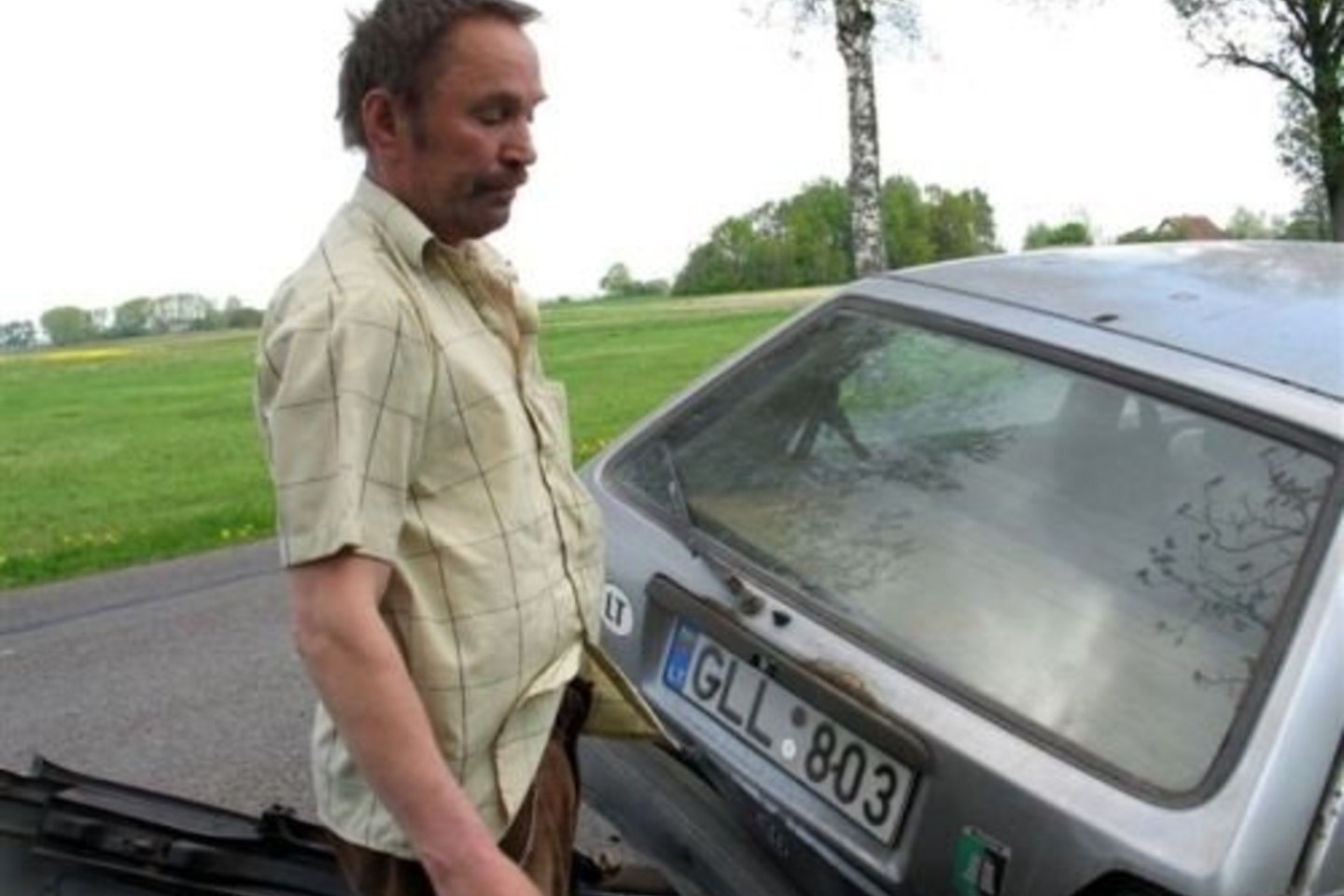 A.Mileris norėjo tik pakeisti ratą kelkraštyje, bet į jo mašinos galą atsitrenkė dar dvi mašinos."Kaip galima buvo nematyti avarinių šviesų žybčiojimo, juk žibintų stiklai yra neapdulkėję", - stebėjosi žmogus.