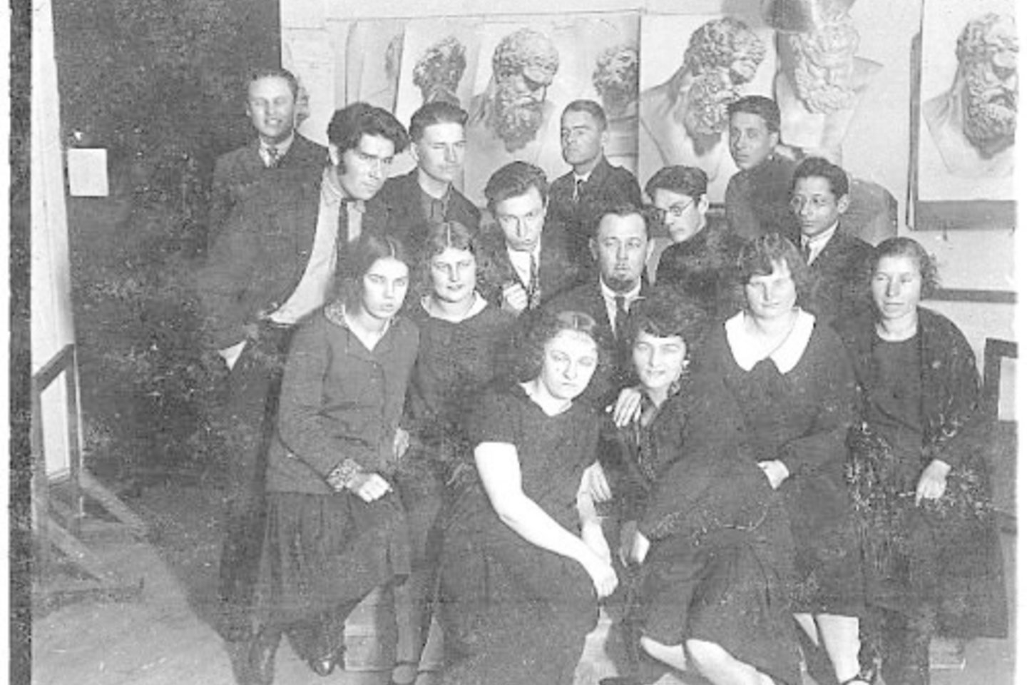 Kauno meno mokyklos dailės studija apie 1930 metus. Virš moterų eilėje – dar studentas A.Gudaitis (ketvirtas iš kairės), šalia jo dešinėje sėdi dėstytojas J.Janulis. Pirmas iš dešinės toje pačioje eilėje – R. Krinickas.