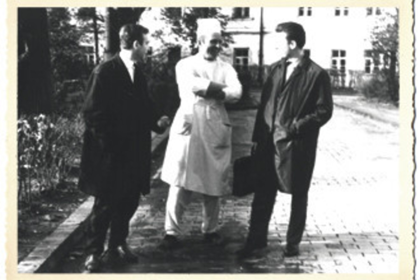 1958-ieji. A.Saunoris su draugais prie tuometės I tarybinės klinikinės ligoninės.