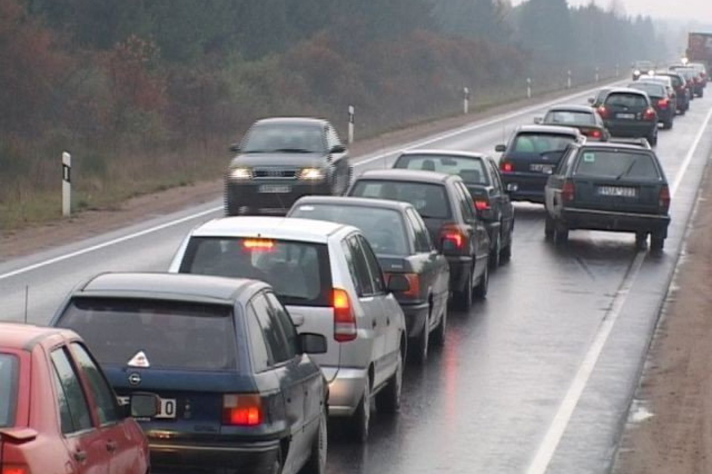 Ilgos automobilių vilkstinės traukė kapų link.