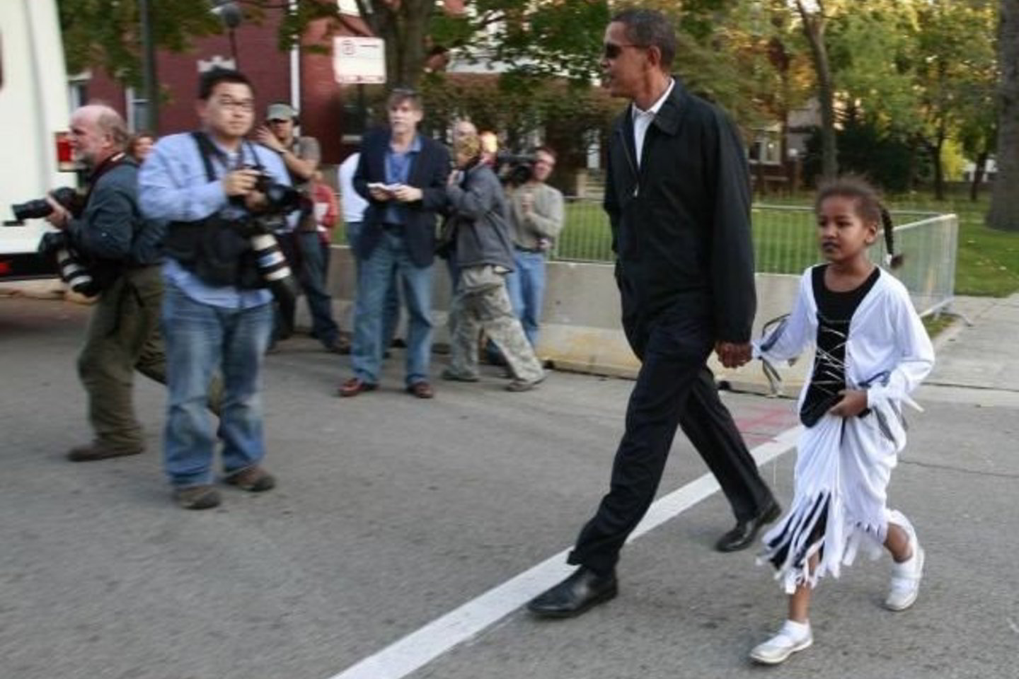 Išėjęs su dukra Sasha B.Obama susinervino pamatęs jį persekiojančius žurnalistus.
