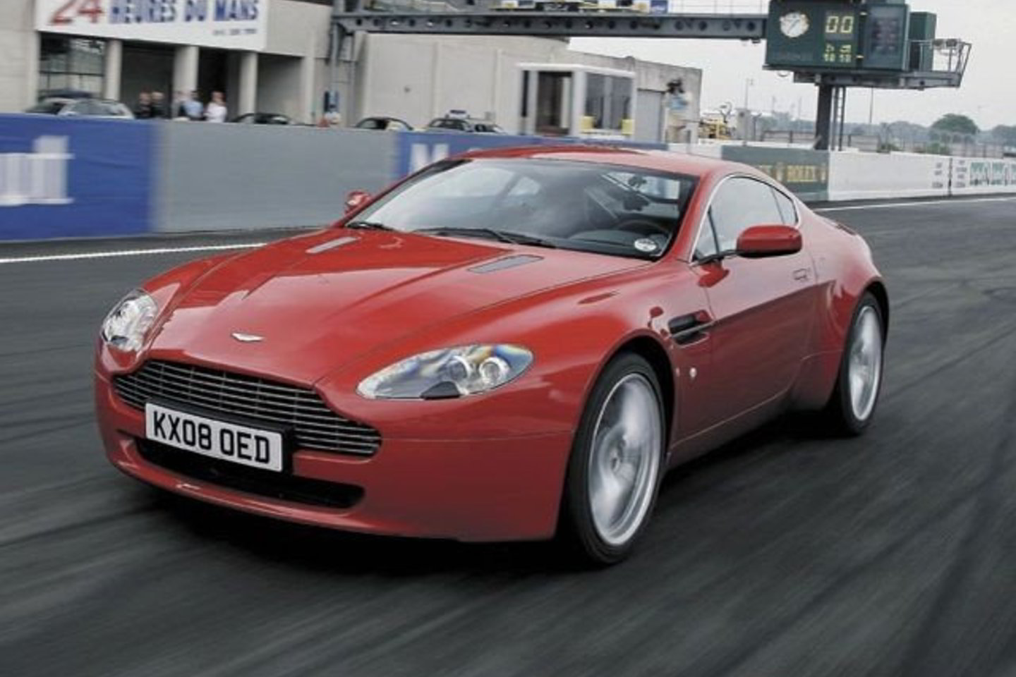 Širdis yra tai, kas atnaujintame V8 „Vantage“ gražiausia ir geriausia.