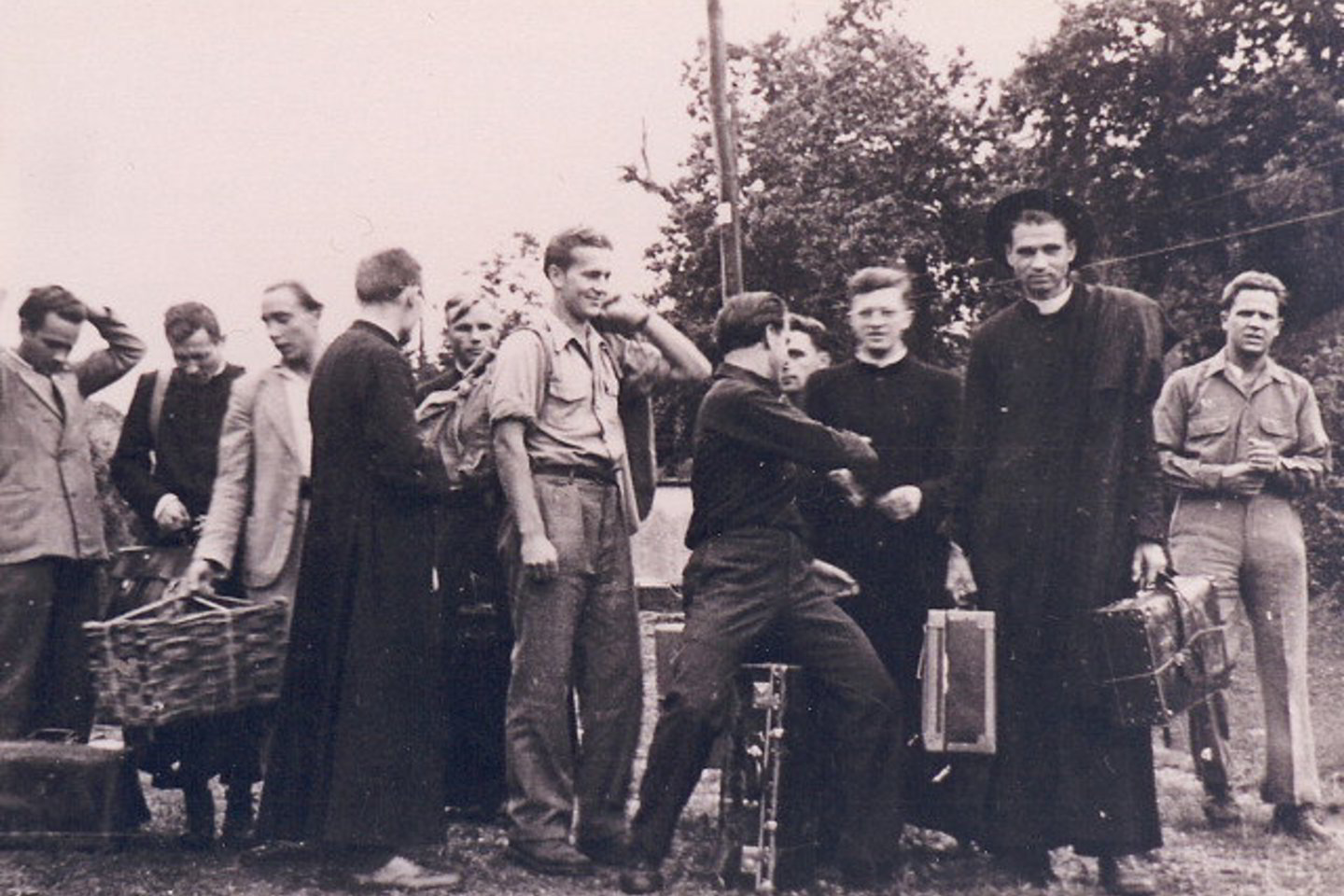 Romos universiteto lietuvių studentų grupė su kunigais seleziečiais, grįžtant po iškylos Alpių Kalnuose 1948 m. (R.Pukštys stovi viduryje).