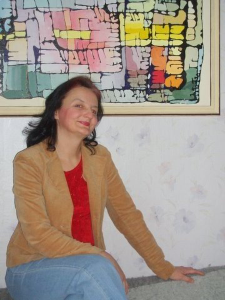 N.Buslienė, be galo mylinti gamtą ir miškus, vienąkart beeidama miško taku aptiko nematytos spalvos smėlio. Nuo to prasidėjo jos kūryba.