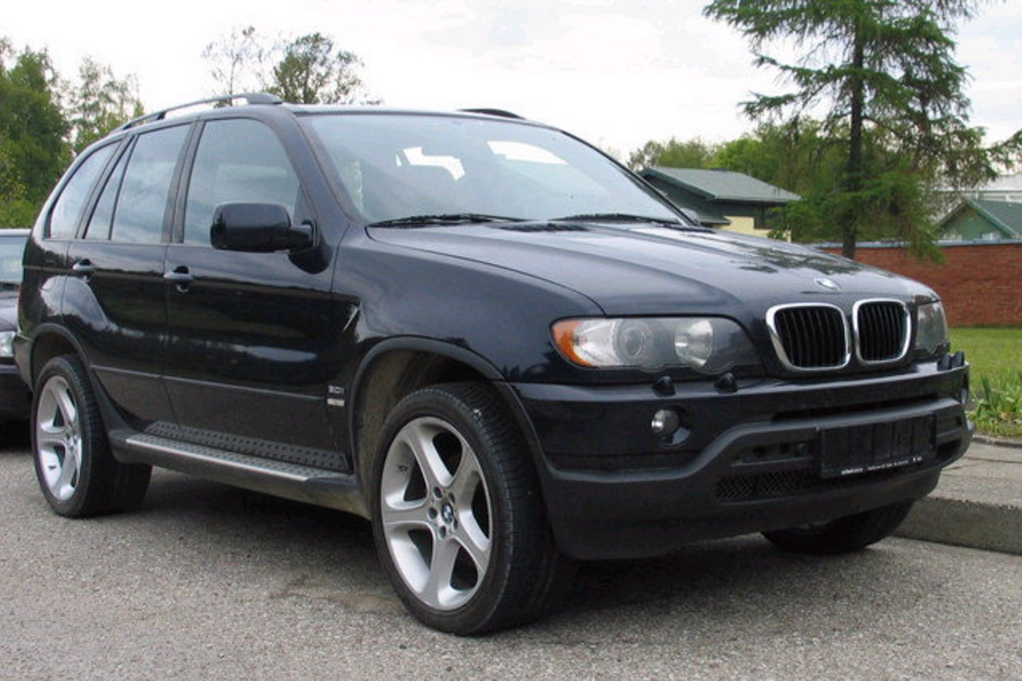 Išsišokėlis vairavo prabangų BMW X5 automobilį.