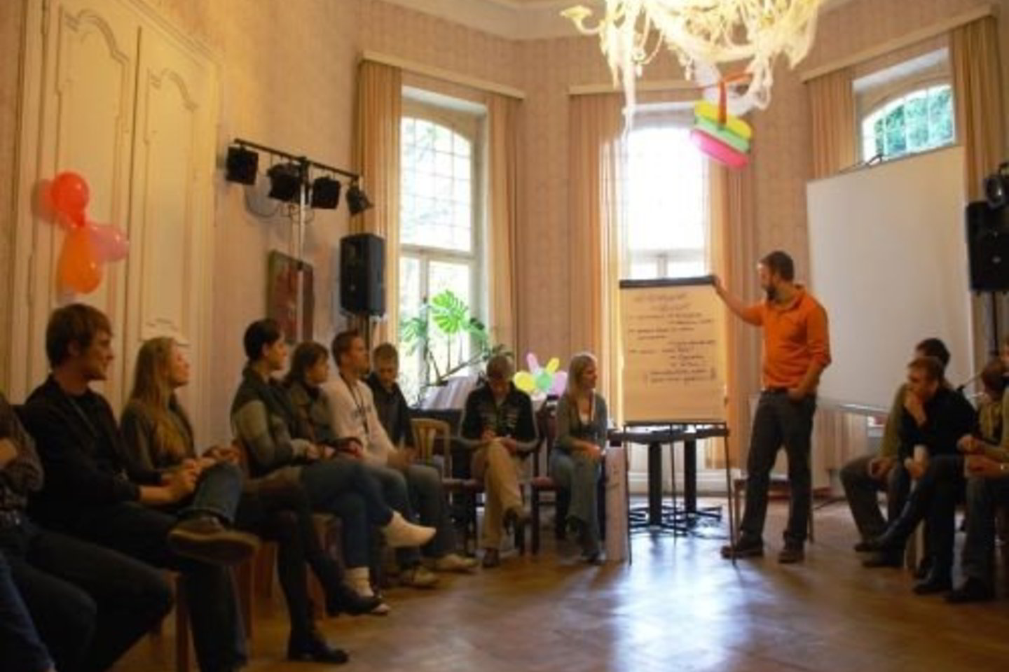 Lietuvos, Latvijos ir Estijos kilmės jaunimas diskutuoja Anabergo namuose.