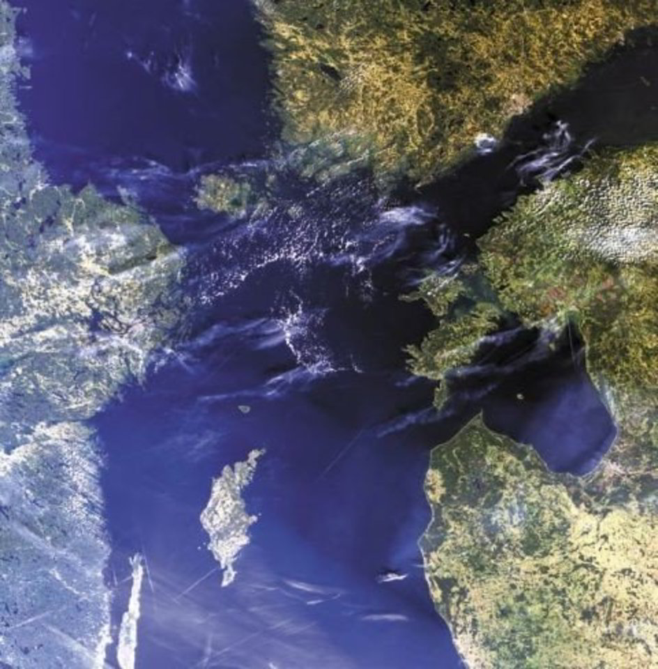 Baltijos jūra iš kosmoso. Nuotraukos viršuje matoma pietinė Suomijos dalis ir sostinė Helsinkis, įsikūręs Suomių įlankos pakrantėje. Pietinėje pusėje – Estijos sostinė Talinas. Gerai matoma Rygos įlanka ir ten esanti Latvijos sostinė. Rygos įlankos žiotyse – Estijos salos Sarema ir Hiuma. Kiek labia
