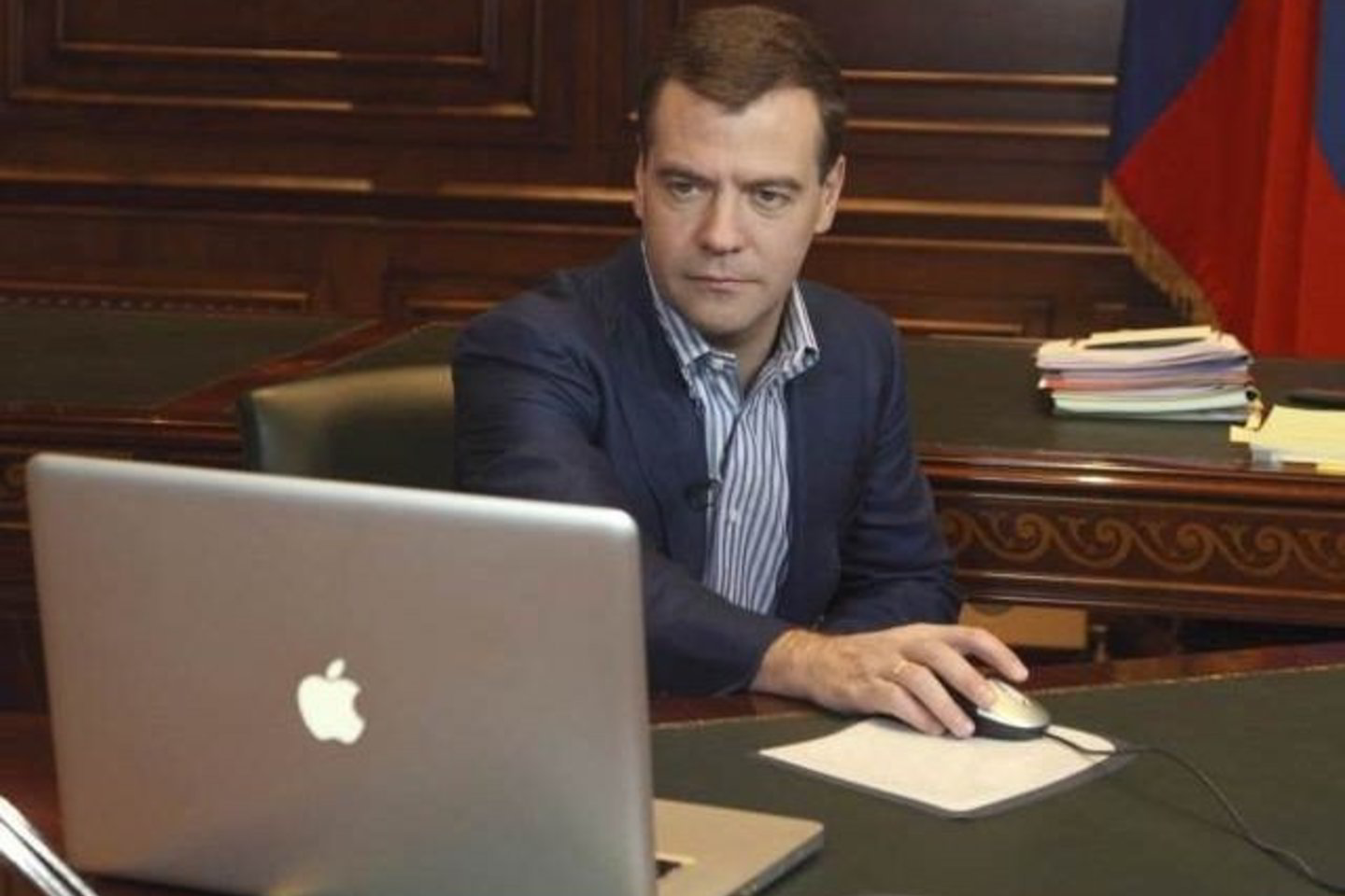 D.Medvedevas nutarė pagąsdinti pasaulį, kai JAV sklando demokratų pergalės nuotaikos.