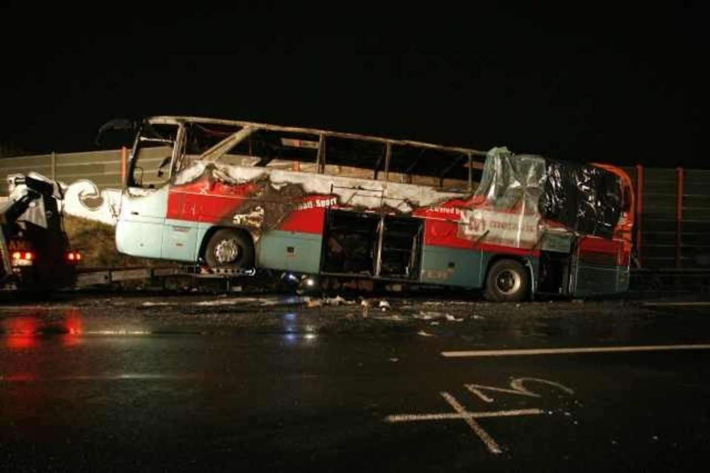 Užsidegęs autobusas tapo karstu 20 žmonių.