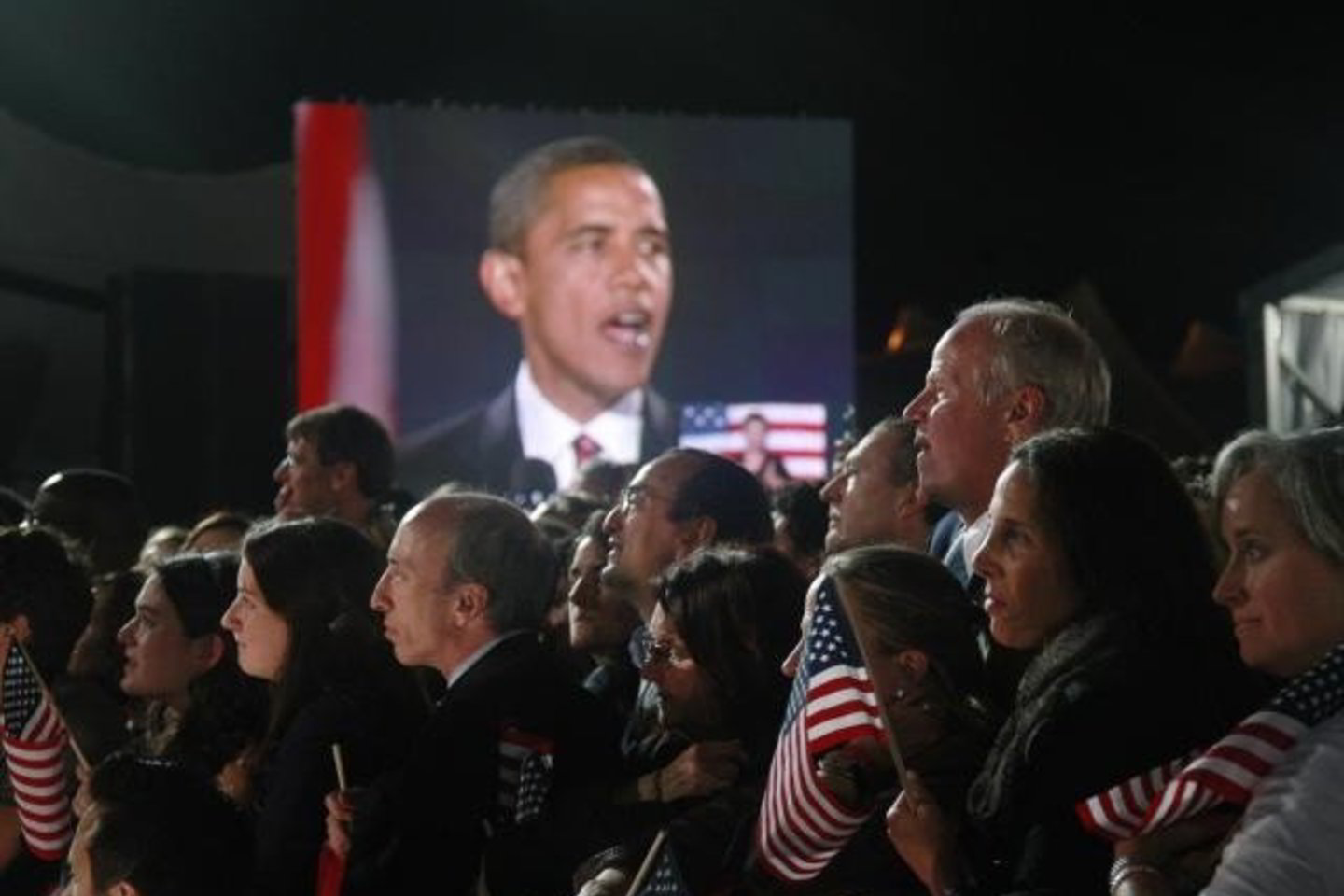 B.Obama, regis, realizuoja seniai puoselėtas svajones, kad Jungtinės Valstijos galbūt jau imasi užversti šimtmečius trukusios rasinės atskirties istorijos puslapį.