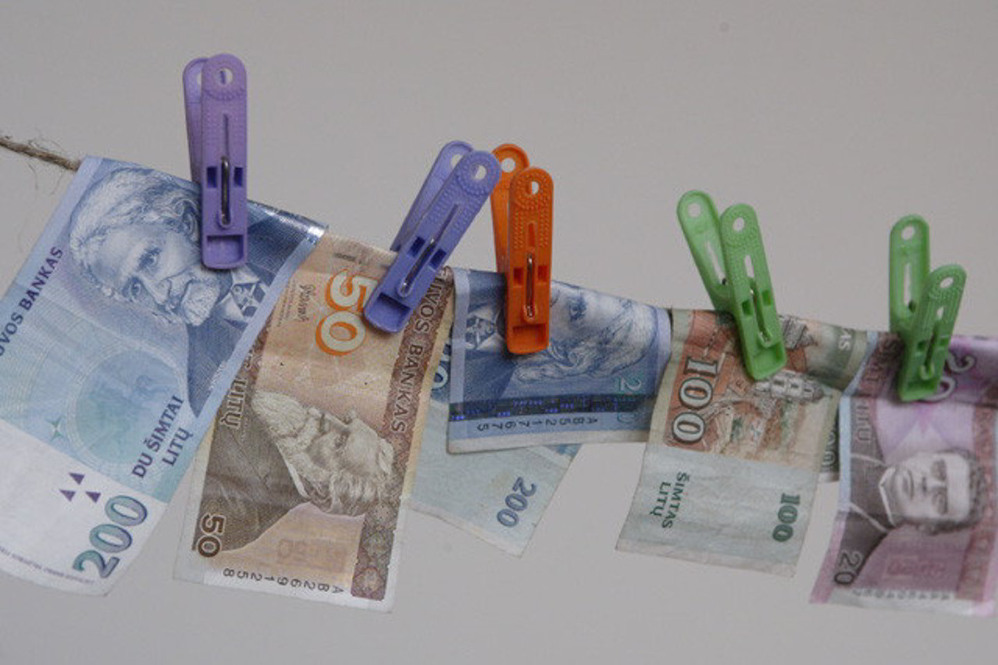 Jei taupote, lėšas pagal poreikius paskirstykite įvairiems laikotarpiams ir pasidėkite terminuotus indėlius.