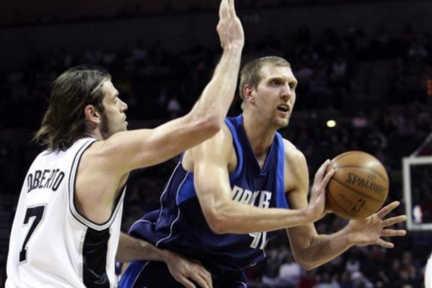 "Spurs" krepšininkai nesustabdė "Mavericks" lyderio D.Nowitzki (dešinėje).