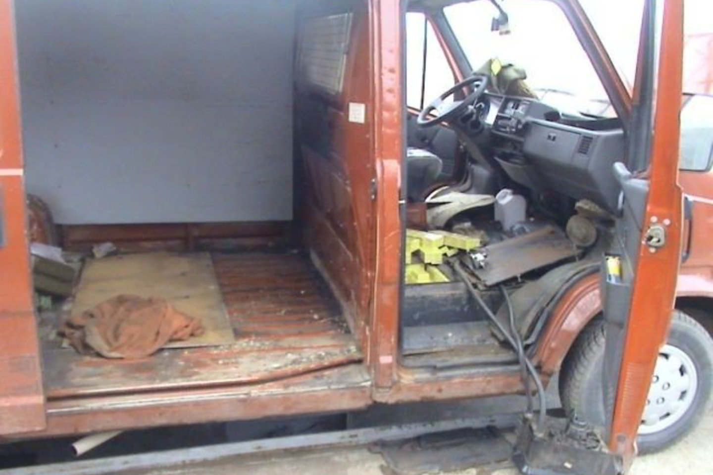 Nestandartinė mikroautobuso kuro talpykla buvo paversta kontrabandos slėptuve.