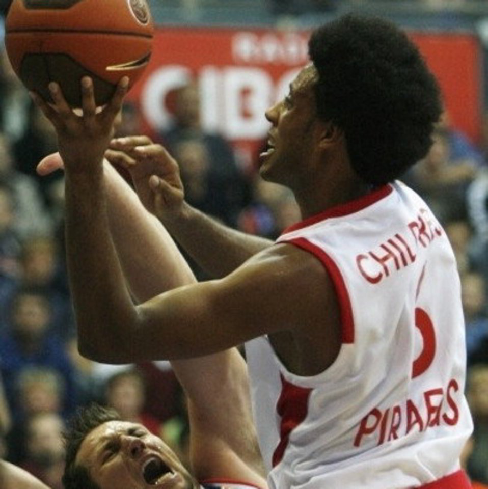 „Olympiakos“ žvaigždė J.Childressas bando įveikti J.Homanno gynybą.