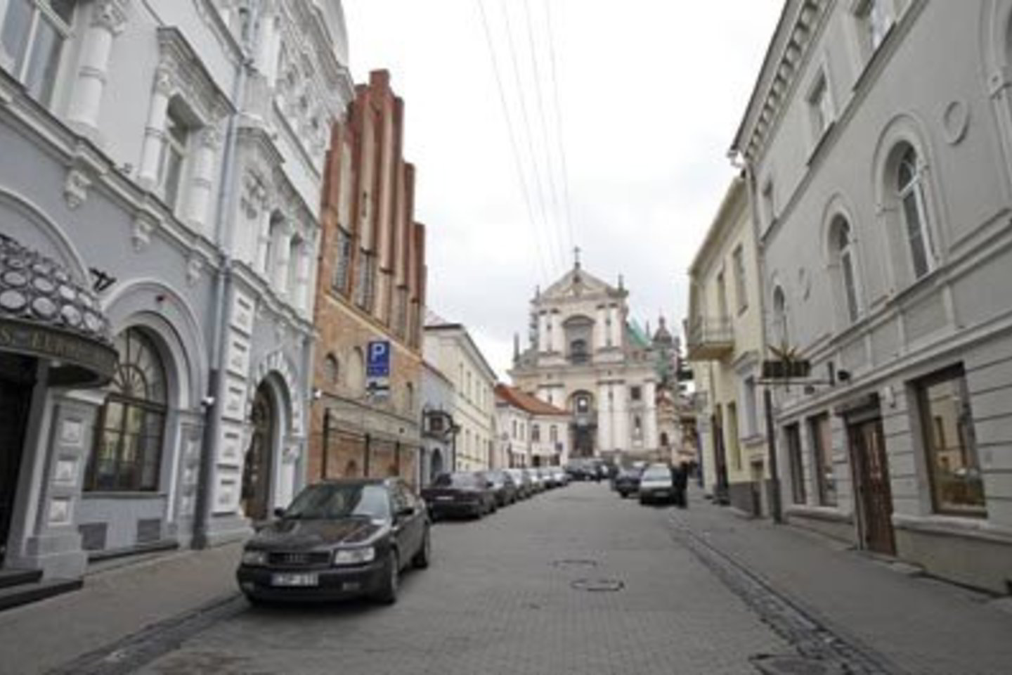 Aušros Vartų g. 1 – vyriškų drabužių parduotuvė „Pierre Cardin“, nors įėjimas į ją – iš Etmonų gatvės pusės. Prancūziška elegancija dvelkiančioje vyriškų kostiumų ir laisvalaikio drabužių karalystėje imu skaičiuoti marškinių spalvas ir netrukus pametu skaičių.