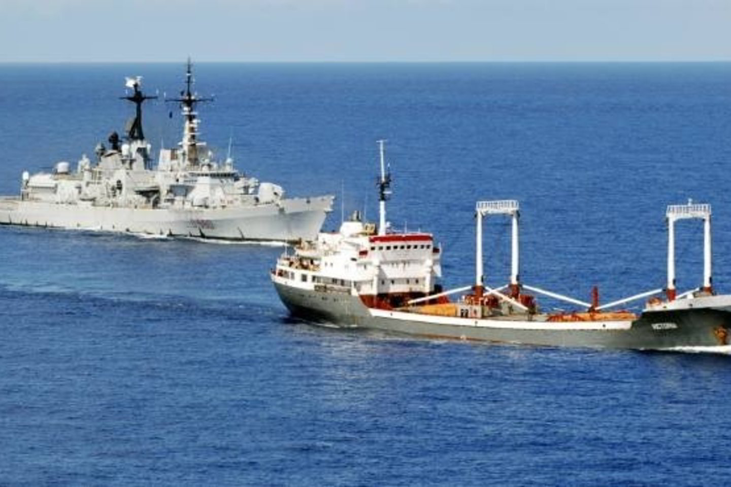 Nors prie Somalio krantų patruliuoja Europos ir Rusijos kariniai laivai, piratai toliau grobia krovininius laivus.