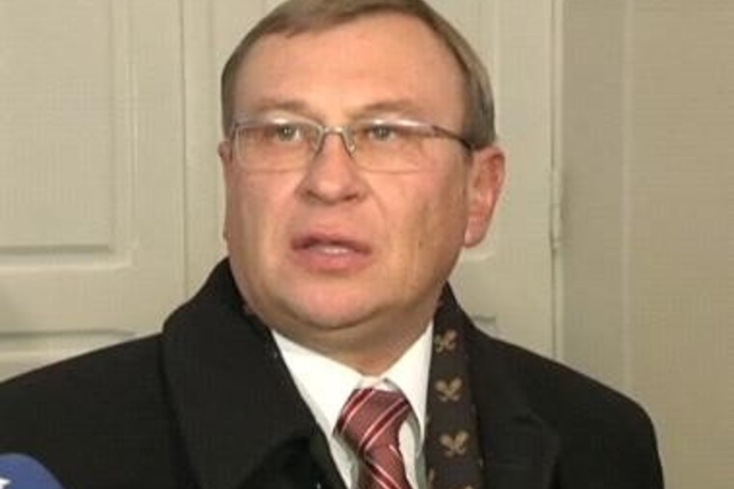 V.Bužinskas paprašė teismo grąžinti prokurorams kaltinamąjį aktą perrašyti.