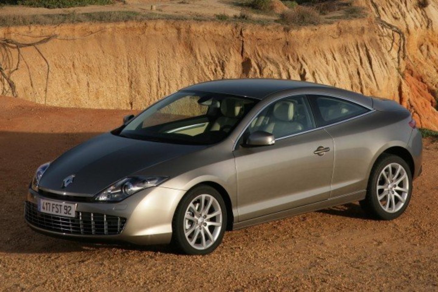 Kaip ir „Laguna GT“ modelis, „Laguna“ kupė turi aktyvią pakabą su visus keturis ratus valdančia vairo sistema.