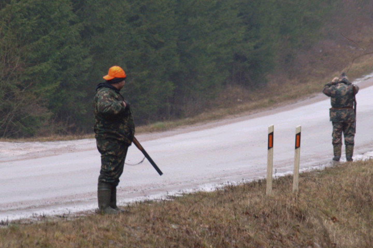 Konfliktas kilo tarp brakonierių ir medžiotojų.
