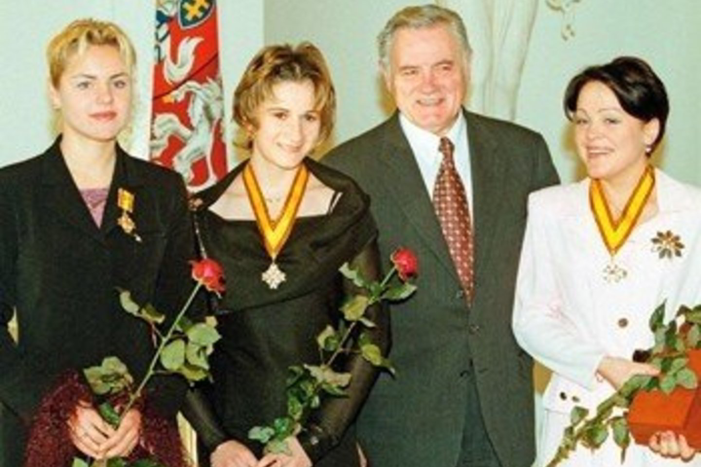 1999 m. dviratininkė D.Žiliūtė (pirma iš dešinės) gavo apdovanojimą iš prezidento rankų, o šįmet ji prarado Lietuvos pilietybę.