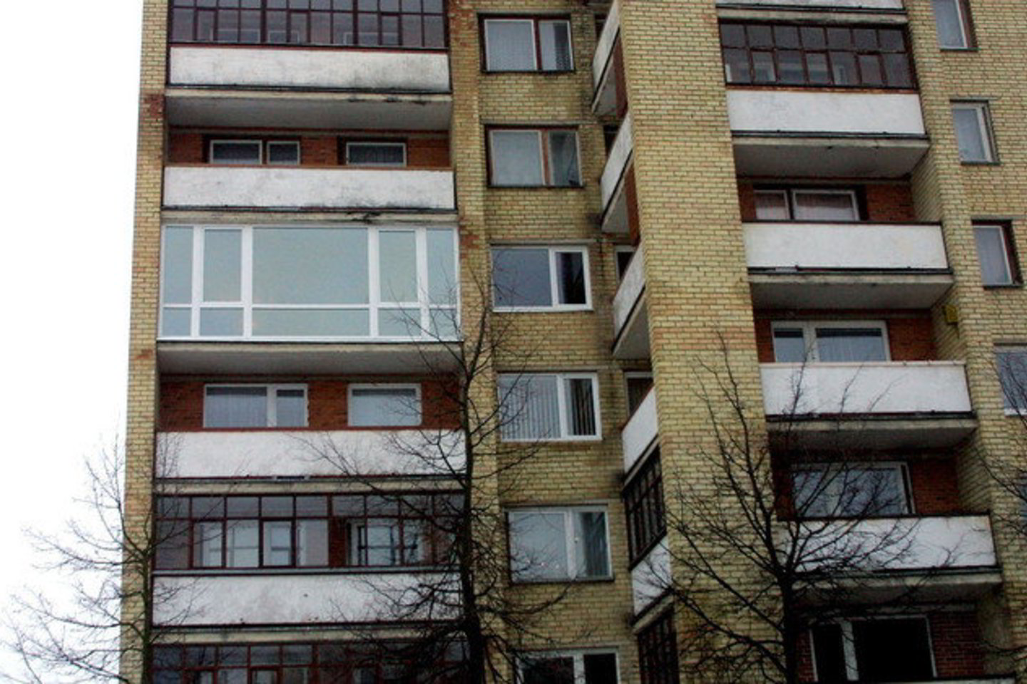 Neblaivi moteris įlipo į kaimynų balkoną, esantį ketvirtame aukšte.