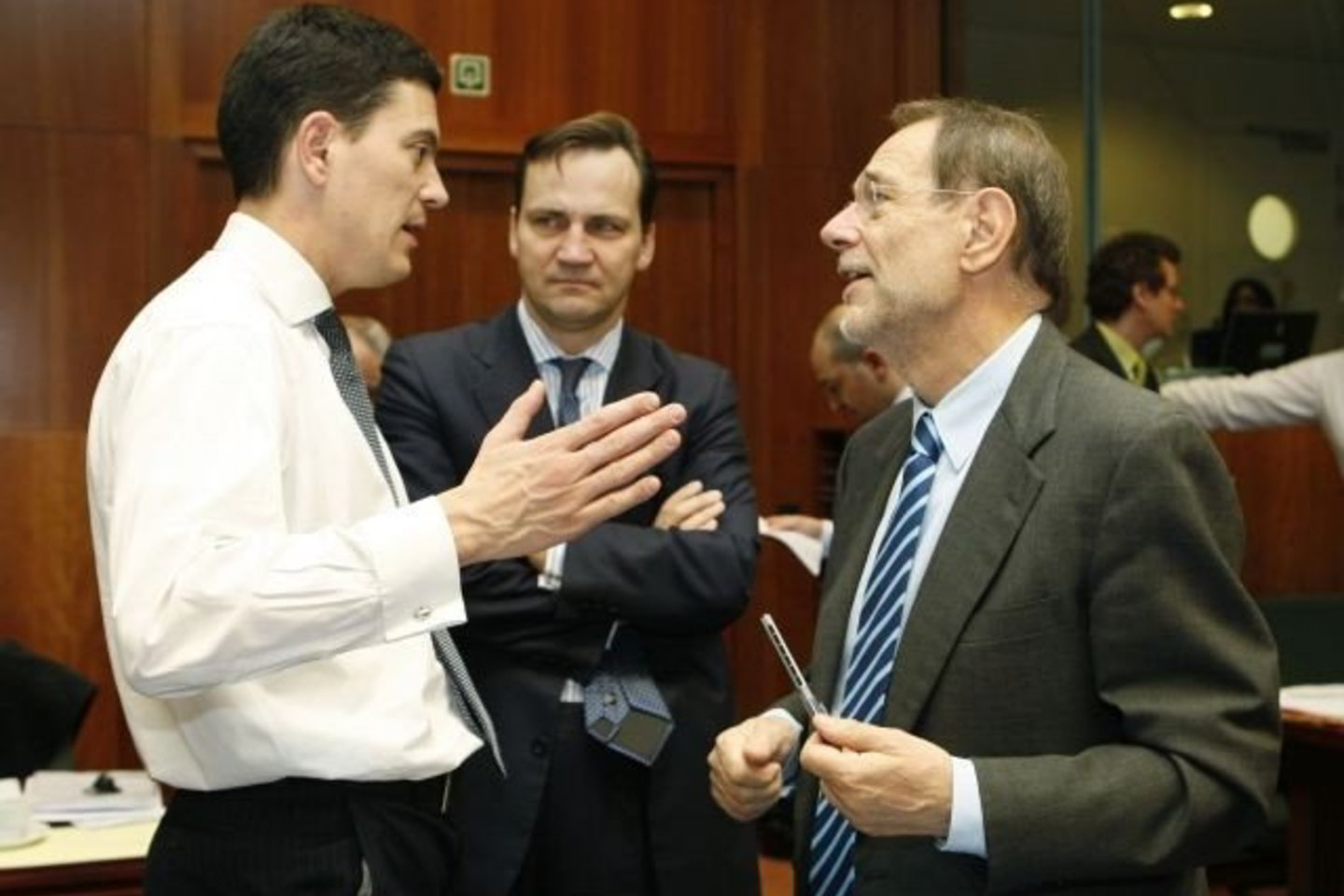 R.Sikorskis (centre) sutiko grįžti prie derybų su Rusija.