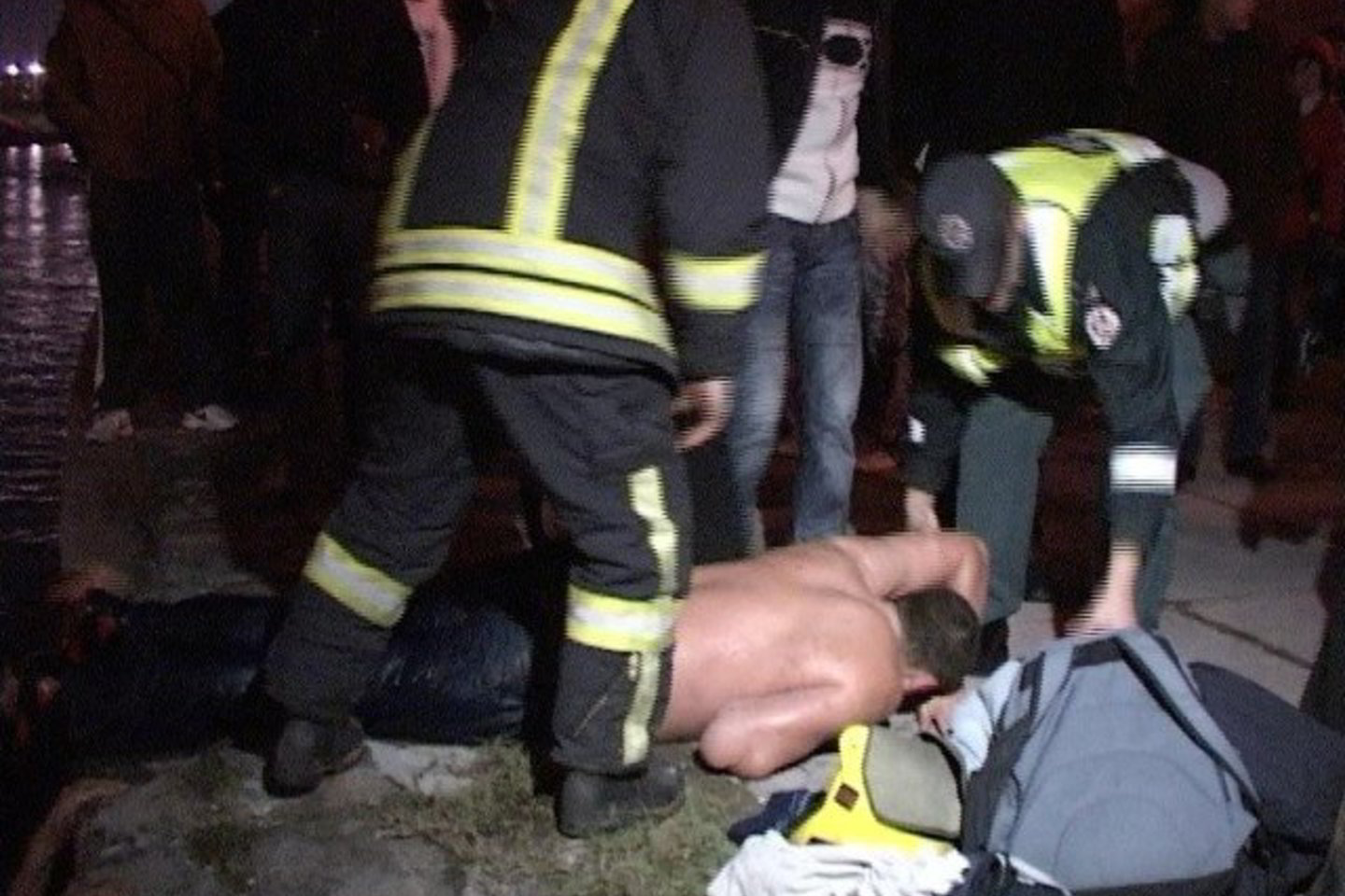 Į krantą atplaukusį jaunuolį pasitiko medikai ir policijos pareigūnai.