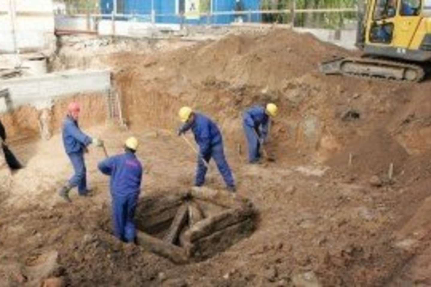 Laisvės aikštėje atkastas maždaug 200 metų senumo šulinys vėliau vėl buvo užverstas žemėmis.