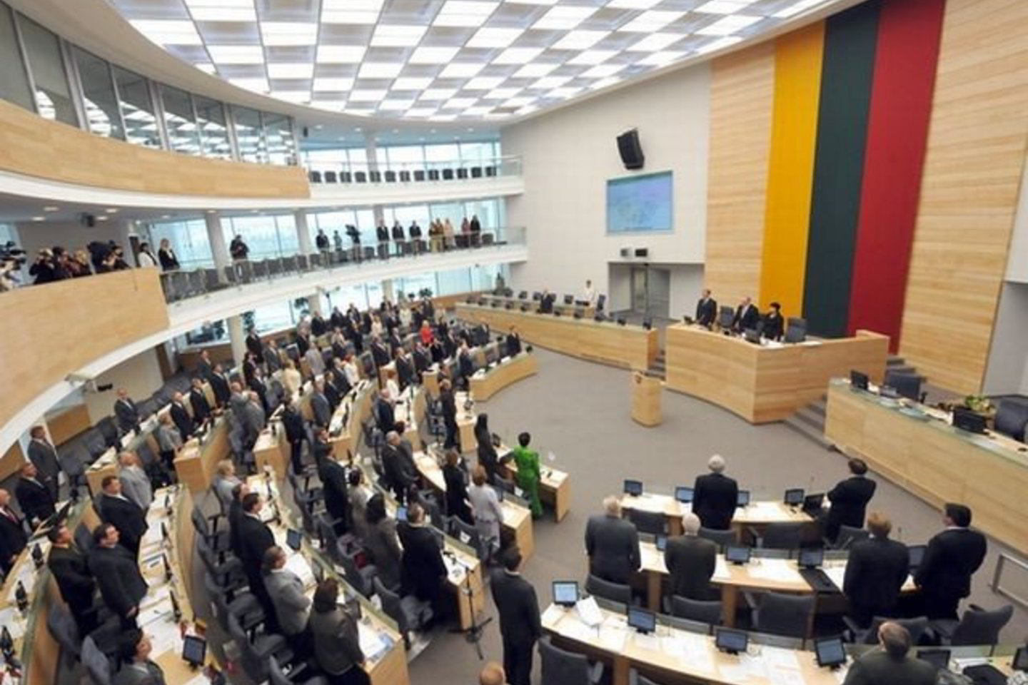 Šiuo metu paprasto parlamentaro atlyginimas siekia 4655 litus neatskaičius mokesčių, po reformos jis turėtų būti 11 172 litai neatskaičius mokesčių.