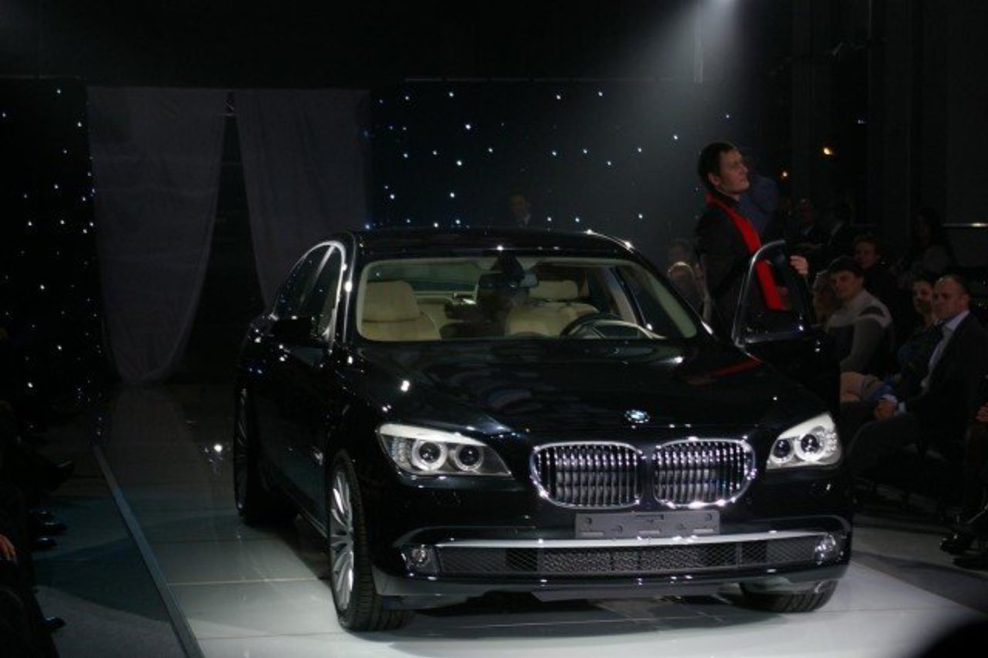 Naujausias 7 serijos BMW modelis yra ilgesnis ir žemesnis nei jo pirmtakas.