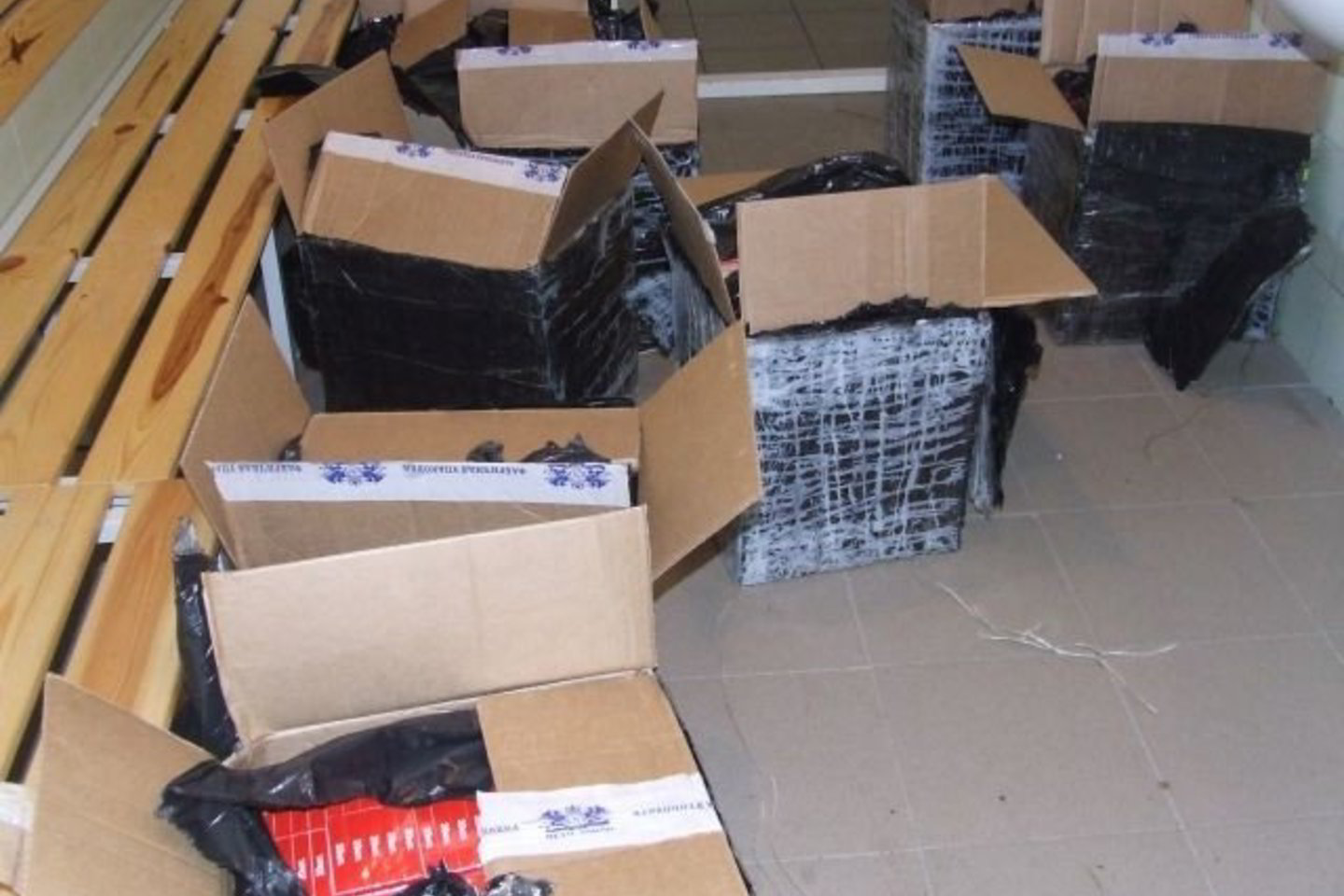 Priplaukę tarnybiniu kateriu Pagėgių pasieniečiai iš Nemuno išgriebė 9 dėžes cigarečių ,,Prima“ su rusiškomis banderolėmis, iš viso 4500 pakelių.