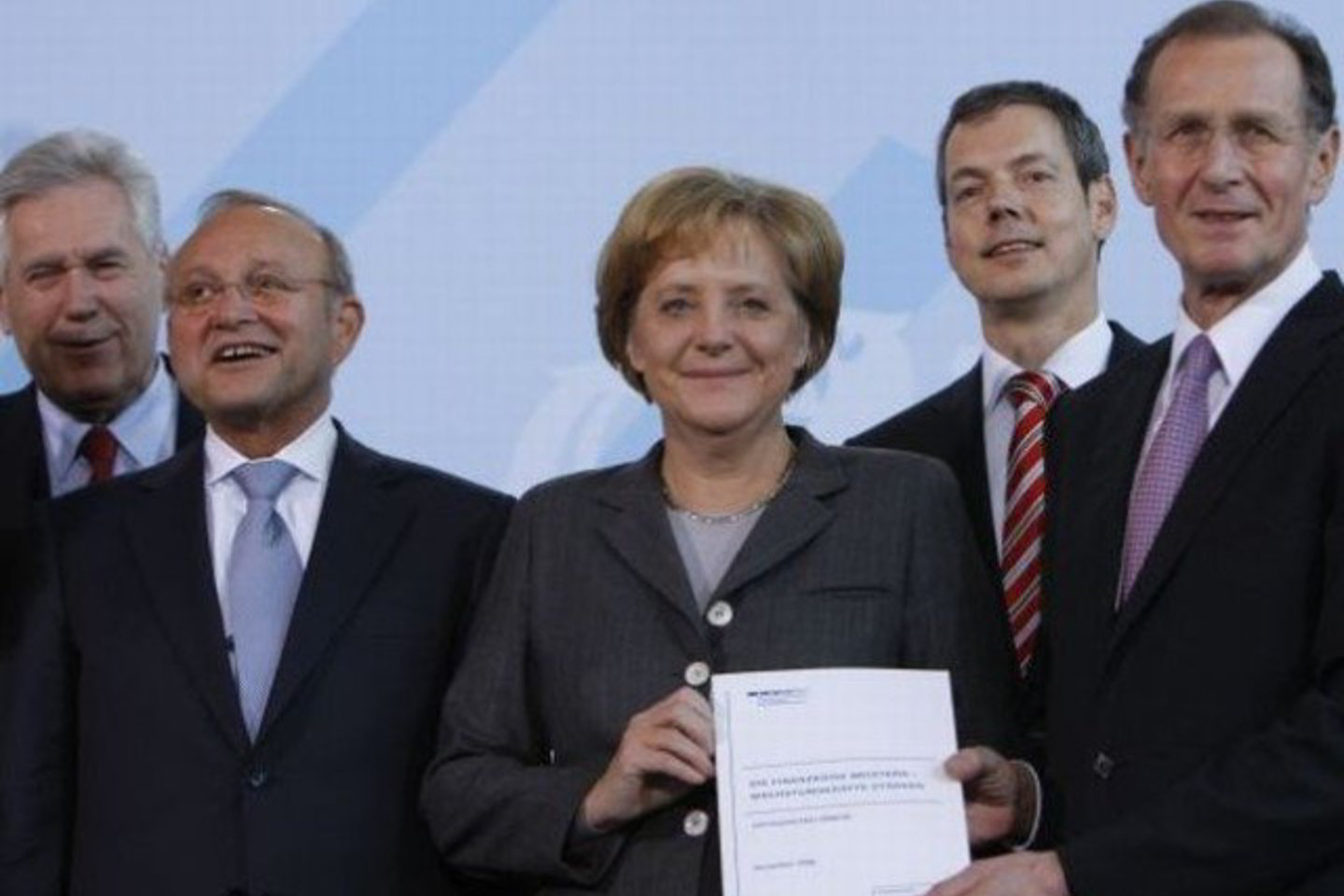 A.Merkel ir jos komanda (iš kairės: ekonomikos ir technologijų ministras M.Glosas, W.Franzas, P.Bofingeris ir ekonomikos patarėjas B.Ruerupas) mėgino šypsotis, pristatydami ekonomikos plėtros raportą.