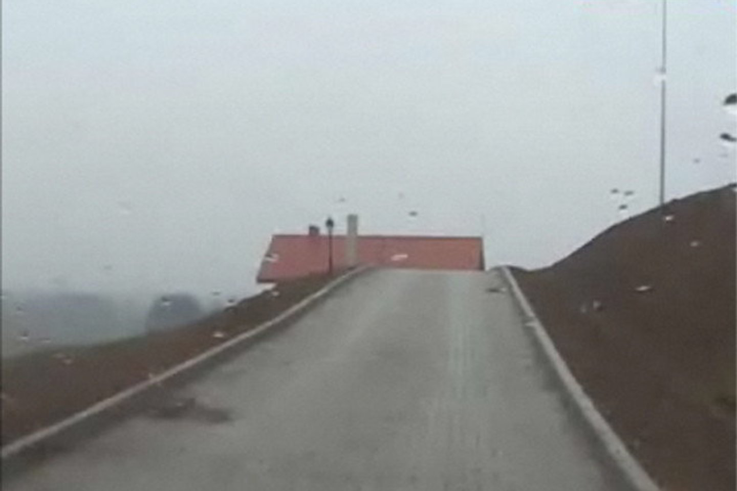 Nutiestas kelias nepažymėtas jokiuose dokumentuose ir yra nelegalus.