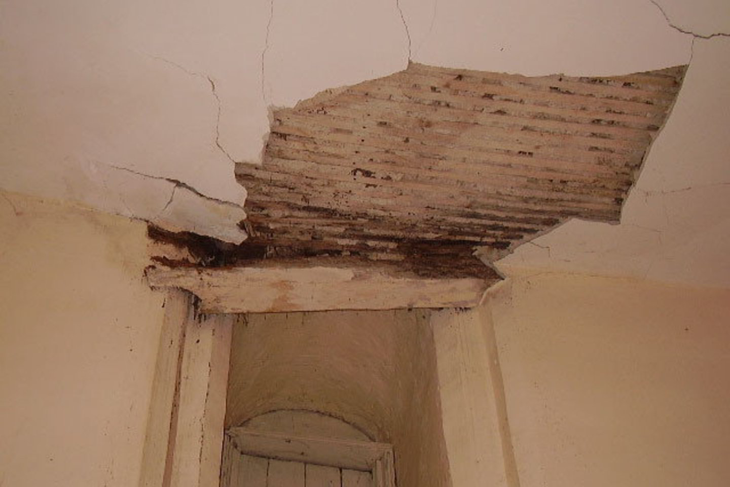 Klebonija yra labai sena, sienų lentos išpuvusios, stogo danga nesilaiko, nes vinių nelaiko supuvusios gegnės ir medinės konstrukcijos.